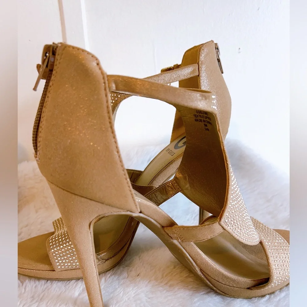 9M G By Guess Glamo peep toe heel. Gold fabric. Platform heels. used o… - Picture 3 of 11
